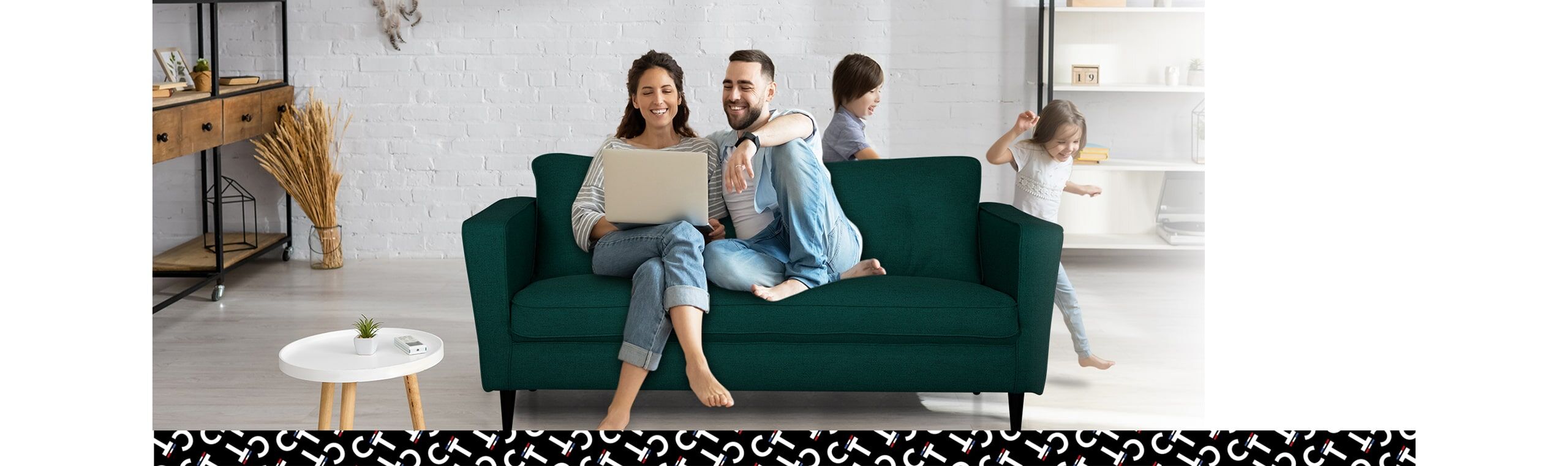 famille assise sur un canapé en tissu avec un ordinateur